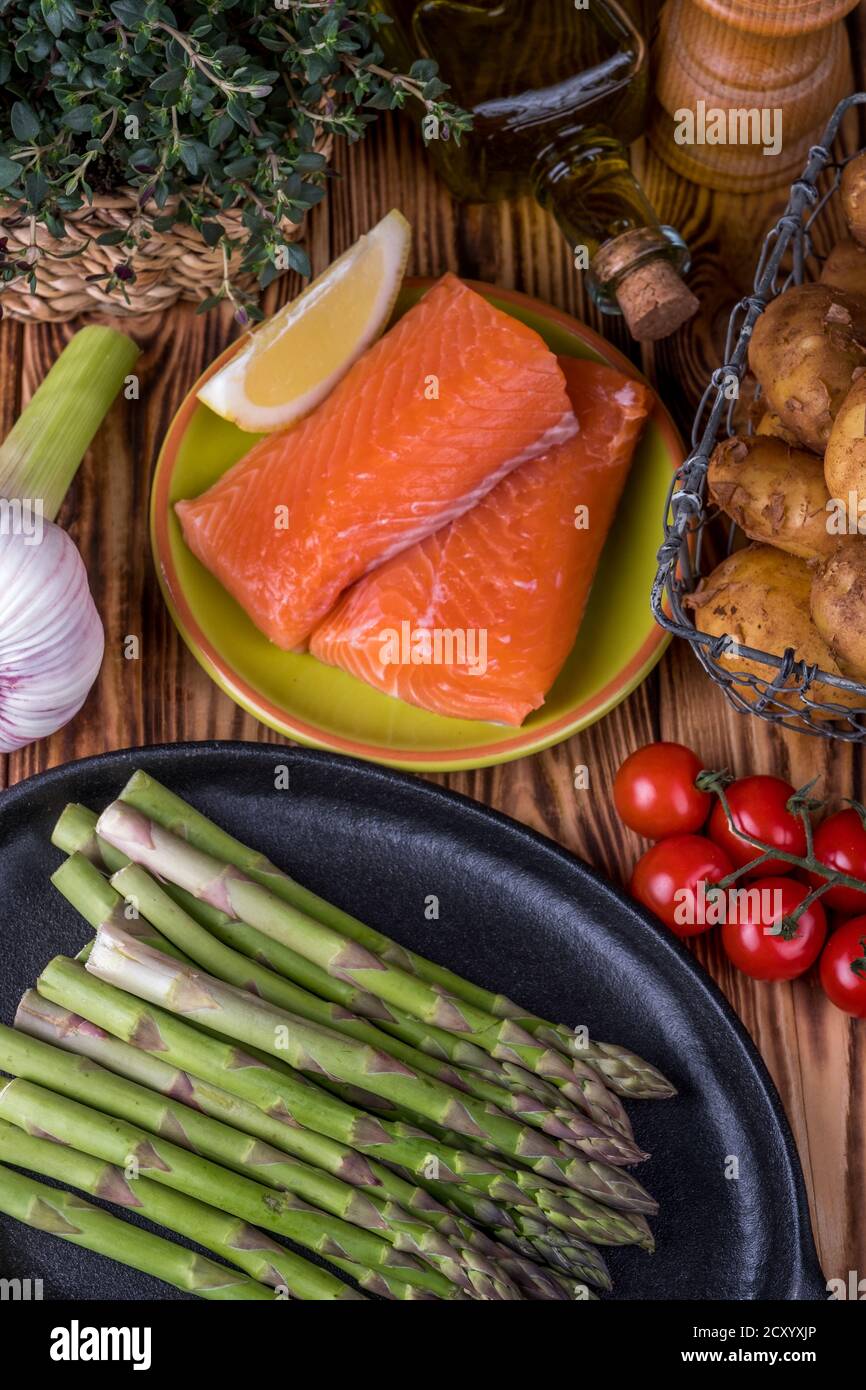 Set di prodotti freschi per alimenti sani su tavolo di legno Foto Stock