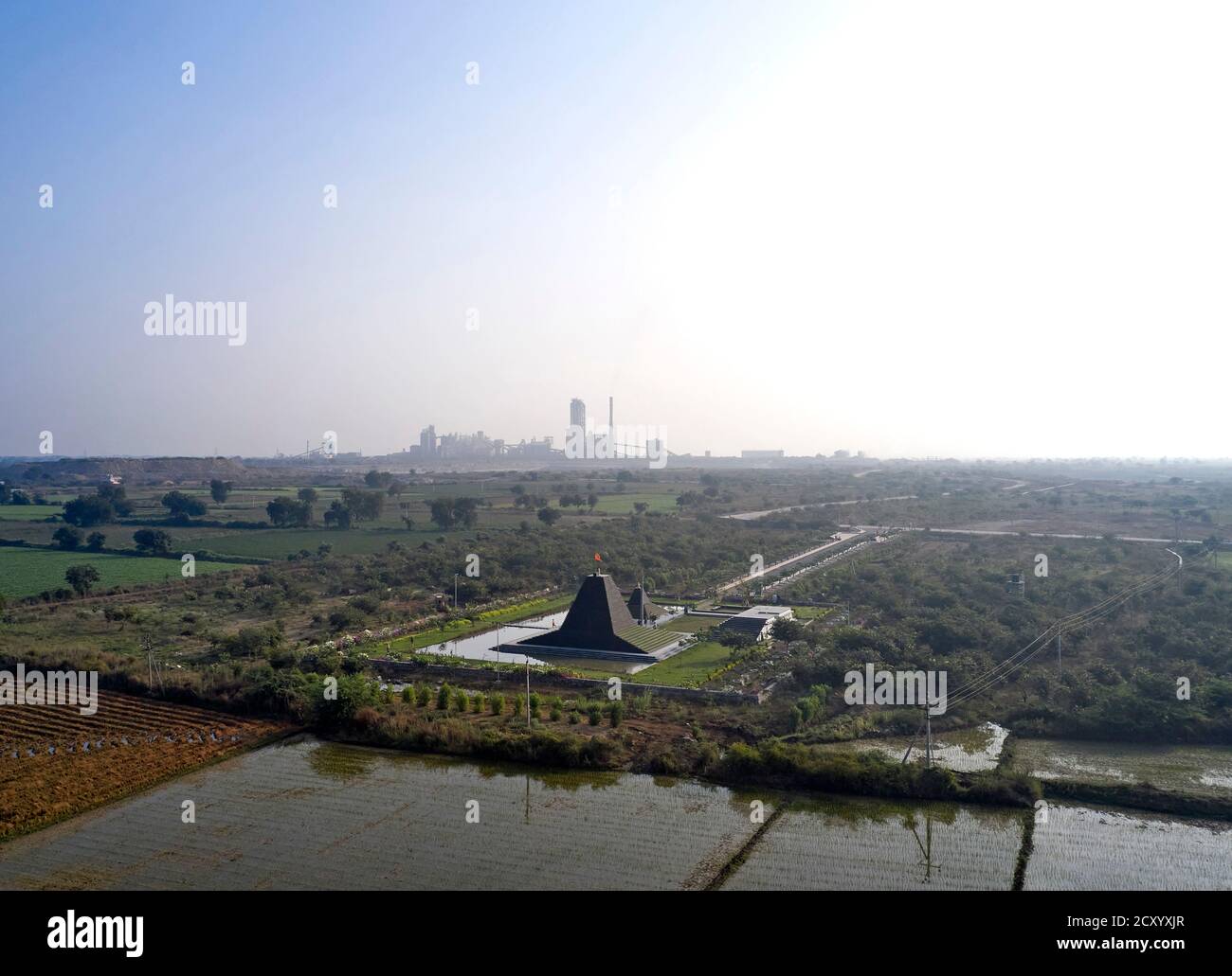 Vista drone distante. Tempio Balaji, Andhra Pradesh, India. Architetto: Sameep Padora e associati , 2020. Foto Stock