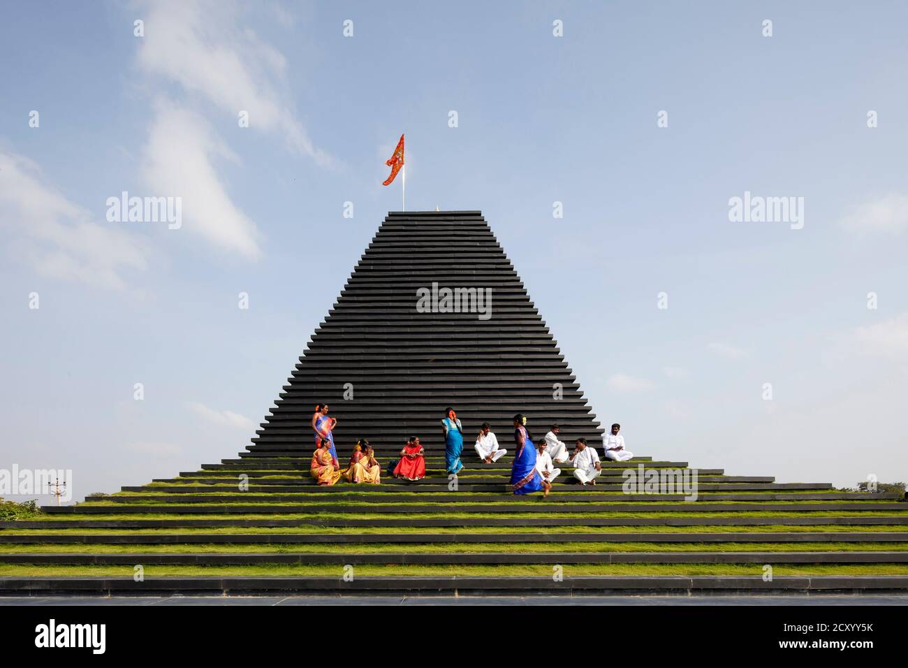 Vista laterale del tempio con abitanti locali. Tempio Balaji, Andhra Pradesh, India. Architetto: Sameep Padora e associati , 2020. Foto Stock