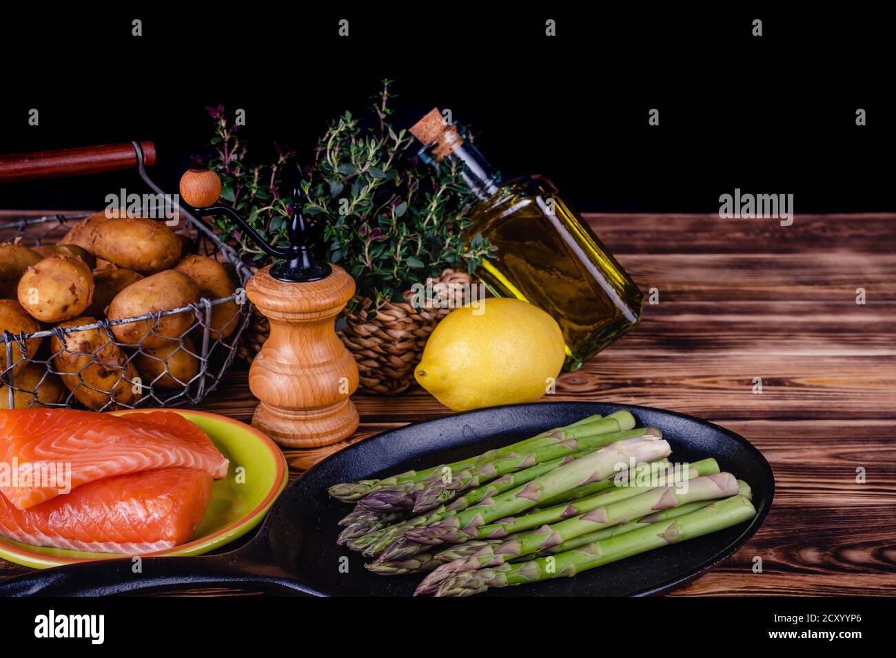 Set di prodotti freschi per alimenti sani su tavolo di legno Foto Stock