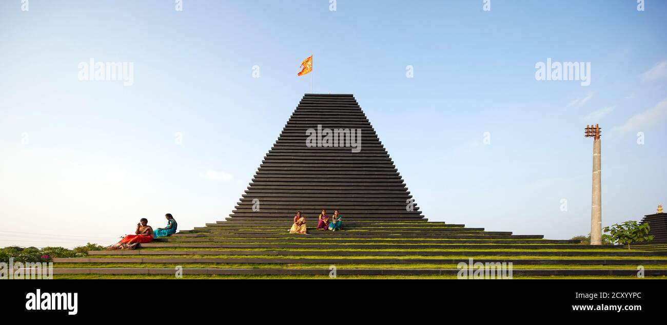 Vista generale con abitanti locali seduti su gradini. Tempio Balaji, Andhra Pradesh, India. Architetto: Sameep Padora e associati , 2020. Foto Stock