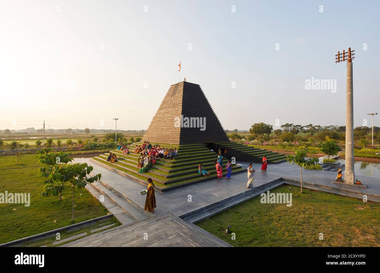 Vista generale con abitanti locali seduti su gradini. Tempio Balaji, Andhra Pradesh, India. Architetto: Sameep Padora e associati , 2020. Foto Stock
