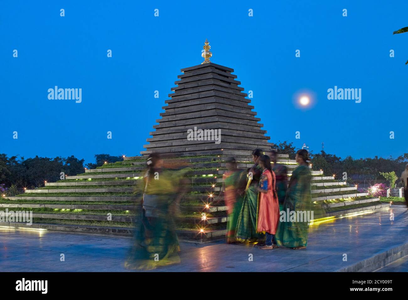Vista generale al tramonto. Tempio Balaji, Andhra Pradesh, India. Architetto: Sameep Padora e associati , 2020. Foto Stock
