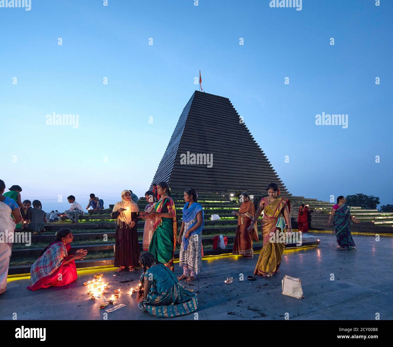 Vista al tramonto con gli abitanti del villaggio che illuminano il tempio con candele. Tempio Balaji, Andhra Pradesh, India. Architetto: Sameep Padora e associati , 2020. Foto Stock