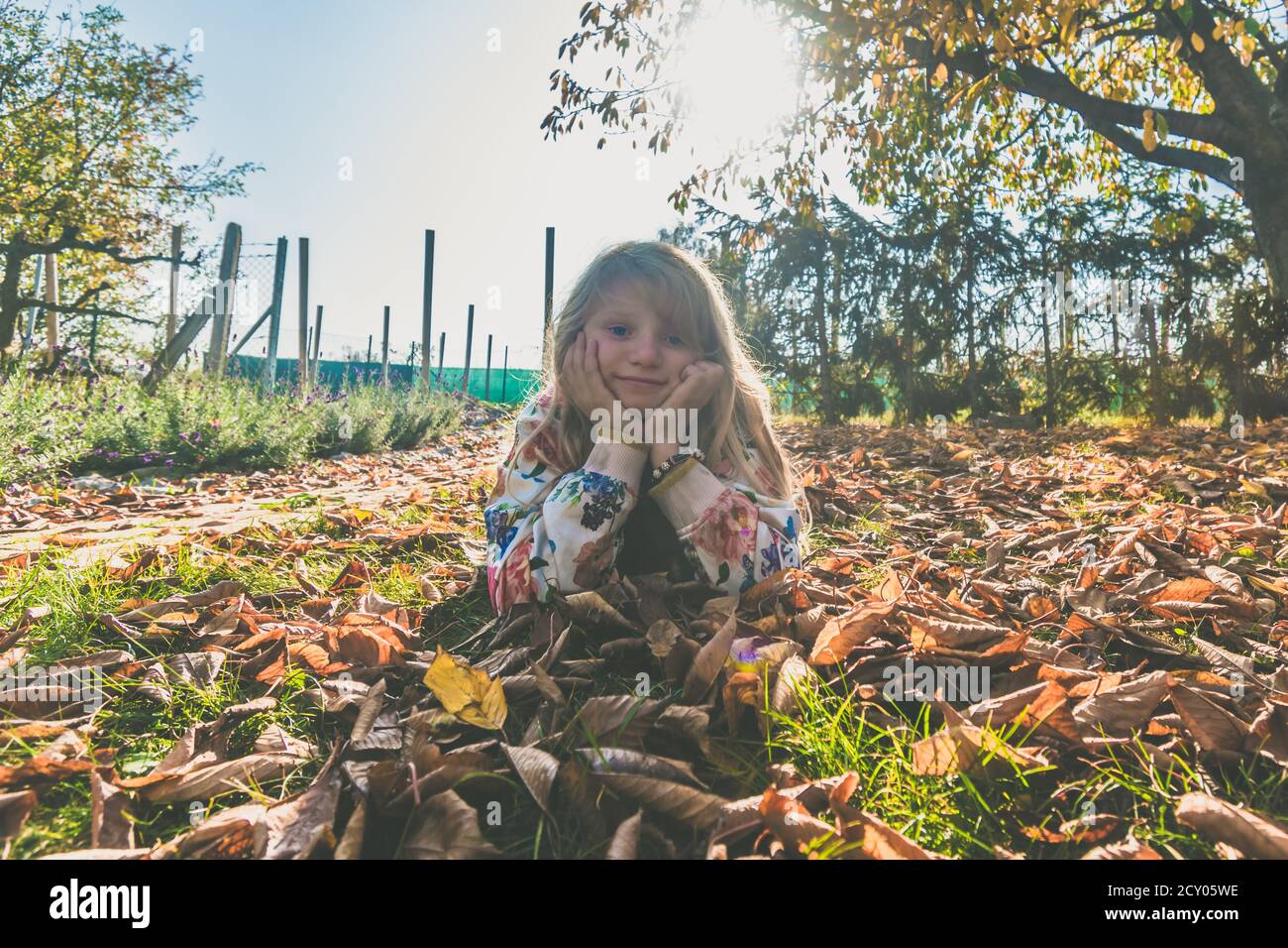 bella ragazza che ha felice pomeriggio in bella stagione di autunno Foto Stock