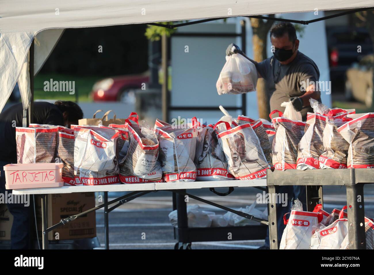 Austin, Texas, Stati Uniti. 1 ottobre 2020. I membri del personale conducono due volte alla settimana un'unità di cibo fresco sponsorizzata dalle associazioni di beneficenza cattoliche che aiutano i texani a basso reddito a fare il punto d'incontro ad Austin. Lo sforzo ha aiutato diverse centinaia di membri della famiglia con frutta, carne, latte e cereali. Credit: Bob Daemmrich/Alamy Live News Foto Stock