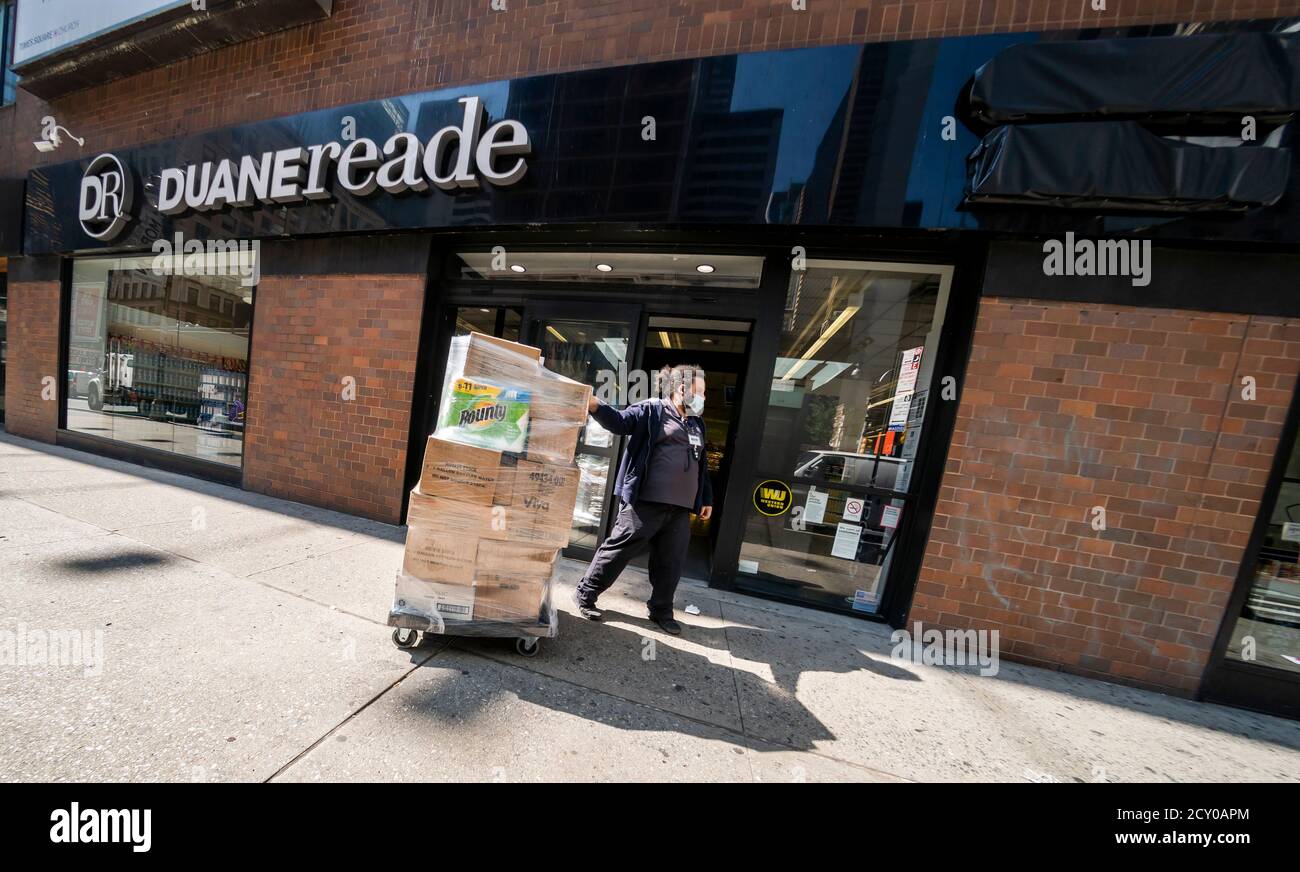 Il lavoratore effettua una consegna ad un deposito nella catena del deposito di droga di Duane Reade in Midtown Manhattan a New York mercoledì 23 settembre 2020. La catena onnipresente di New York è di proprietà di Walgreens Boots Alliance. (© Richard B. Levine) Foto Stock