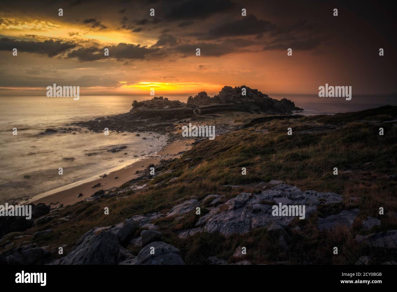 Castro de BaroÃ±una rovine al tramonto. Porto do Son, Galizia, Spagna. Foto Stock