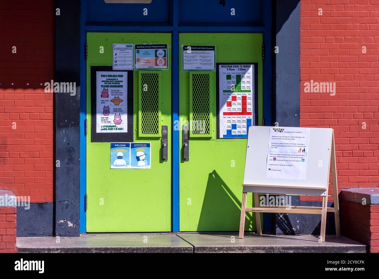 Un ingresso alla PS33 a Chelsea a New York lunedì 21 settembre 2020 il primo giorno della scuola. New York City ha ritardato l'inizio delle lezioni scolastiche e invece sta per entrare gradualmente nelle lezioni di persona a partire da Pre-K, pre-K3 e studenti con disabilità. Le scuole K-5 e K-8 inizieranno il 29 settembre e le scuole medie, le scuole superiori e l'istruzione per adulti torneranno il 1 ottobre. (© Richard B. Levine) Foto Stock