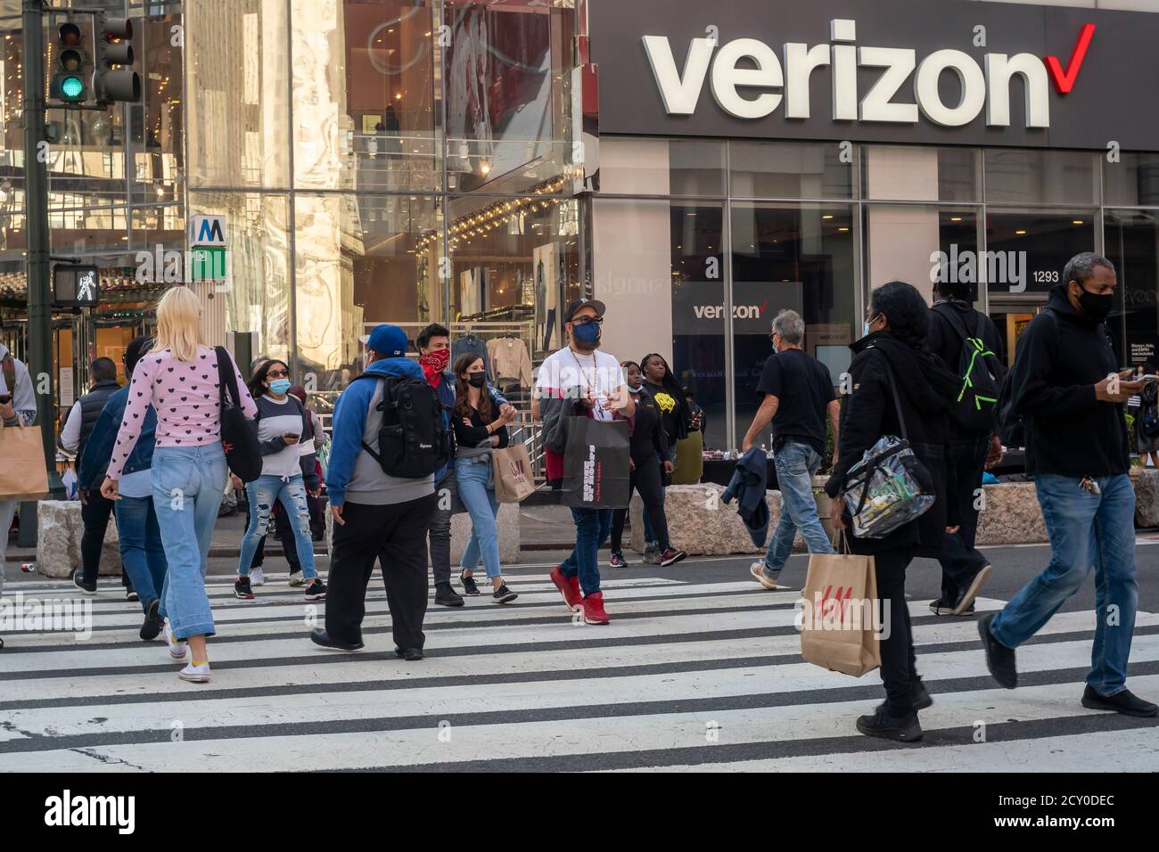 I pedoni attraversano Herald Square a New York di fronte a un negozio Verizon Wireless martedì 22 settembre 2020. (© Richard B. Levine) Foto Stock