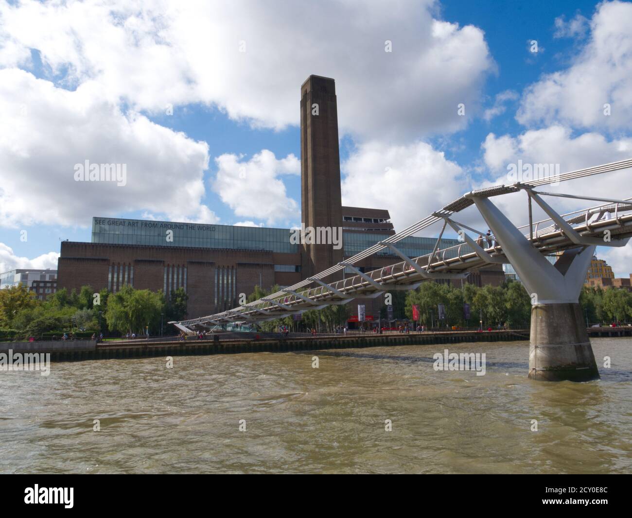 Tate Galleria moderna di Arte Internazionale e moderna Ponte Millenium per il traffico a piedi. Situato sulle rive del Tamigi a Southwark. Foto Stock