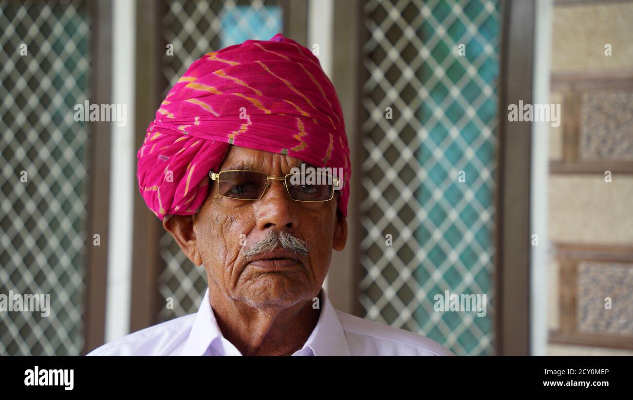 23 settembre 2020 : Reengus, Jaipur, India / Ritratto di vecchio uomo per il Festival indiano Diwali a casa. Foto Stock