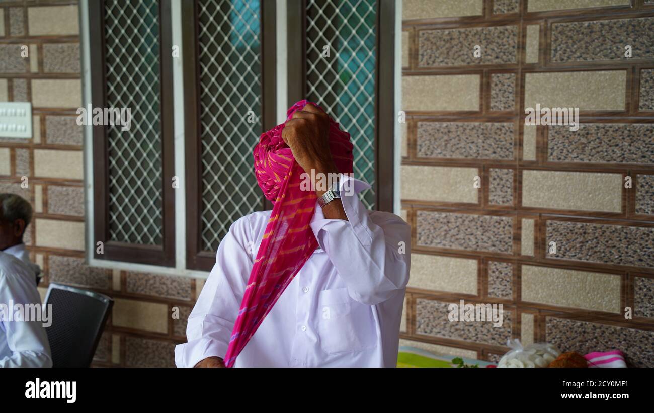 23 settembre 2020 : Reengus, Jaipur, India / Ritratto di un uomo indiano Rajasthani vestito in abito tradizionale con turbante (Pagadi) sulla sua testa al hom Foto Stock