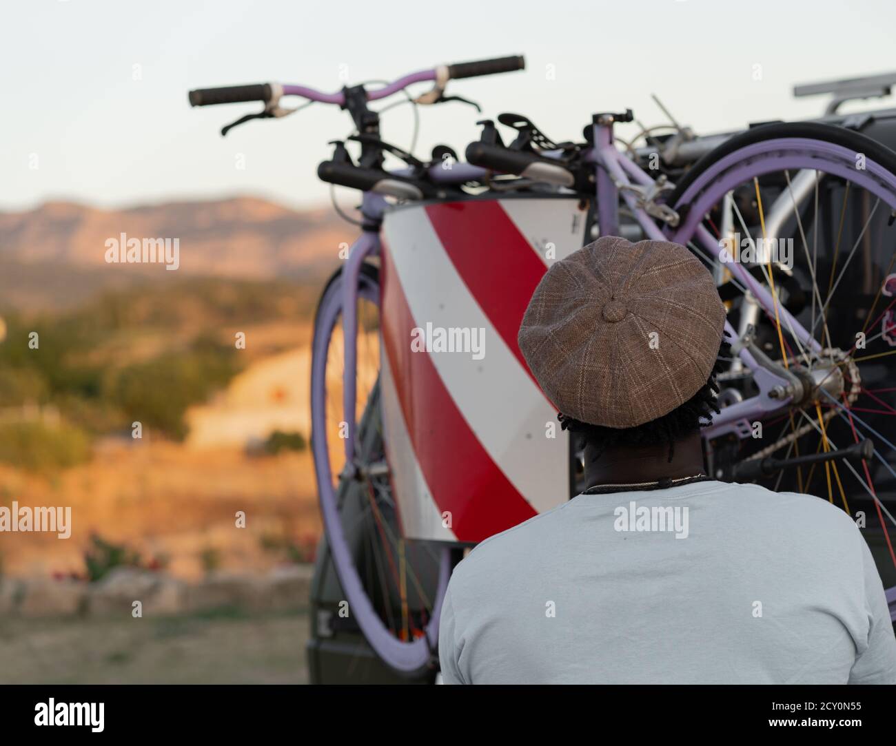 Uomo nero afroamericano con una bicicletta nel suo camper furgone Foto Stock