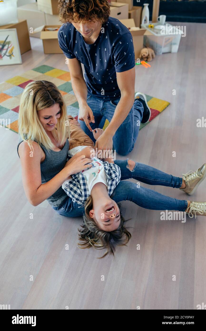 I genitori solletico il loro figlio Foto Stock