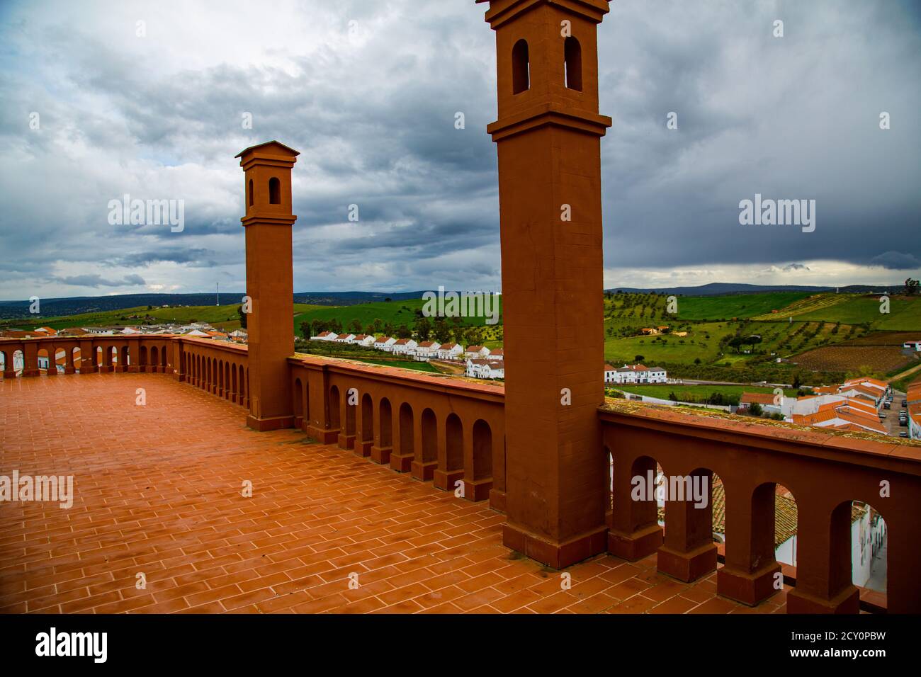 Terrazza con due camini e campi di fattoria sullo sfondo con pioggia Foto Stock