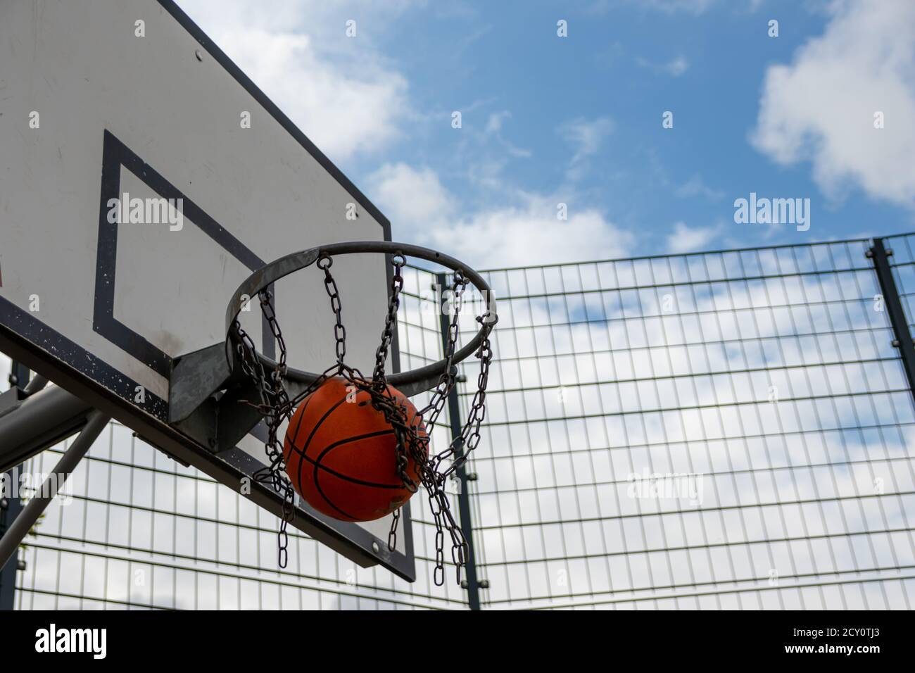Azione di basket con una palla volante dall'allenamento e. pratica