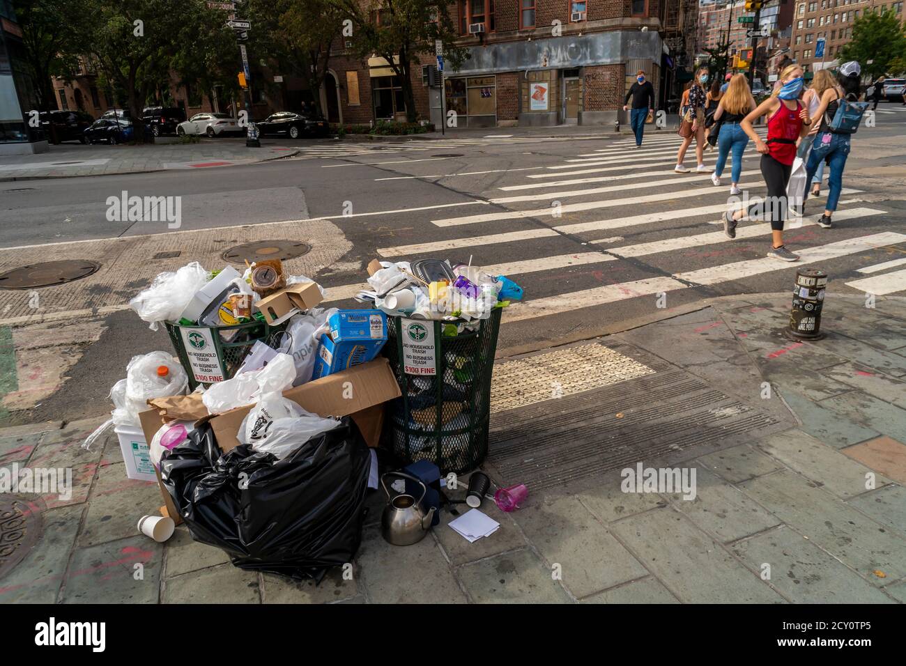 Una raffinata selezione di rifiuti da un ricettacolo traboccante di rifiuti di strada a Greenwich Village New York domenica 27 settembre 2020. NYS Gov. Andrew Cuomo si è offerto di inviare nella Guardia Nazionale per il ritiro dei rifiuti, come il sindaco Bill De Blasio è percepito per ignorare la qualità della vita preoccupazioni compresa la mancanza di raccolta rifiuti. (© Richard B. Levine) Foto Stock