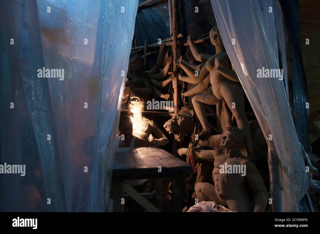 Studio di un artista con illuminazione surreale Foto Stock