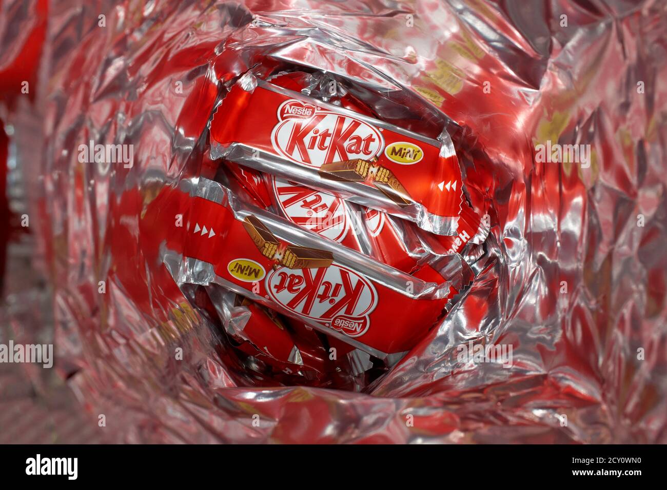 Mini Kit-Kat barre e involucri all'interno di un foglio non riciclabile confezione - marca dolce al cioccolato Foto Stock