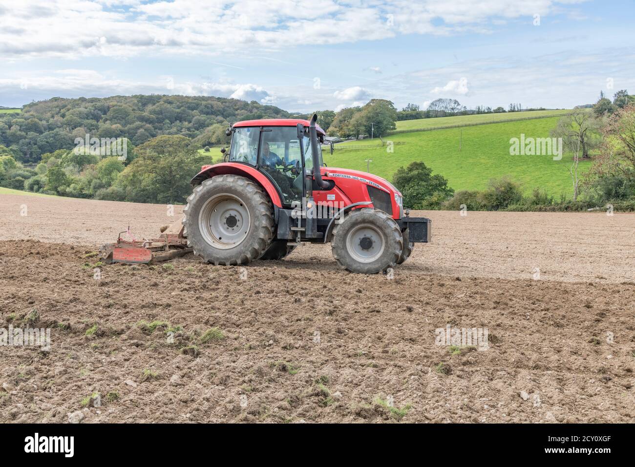 Trattore Zetor Red Czech / Forterra 140 HSX campo coltivabile con rullo a spirale retrattile. Incerto se anche la coltivazione dei rebbi è in corso. Foto Stock