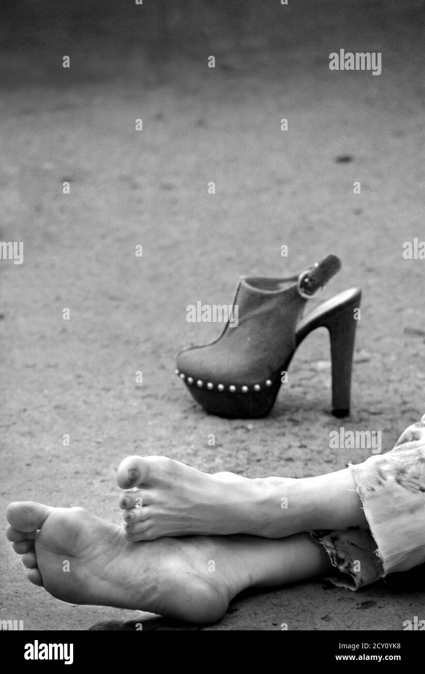 Una donna si rilassa dopo aver rimosso le scarpe con plateau a Santa Fe, New Mexico USA Foto Stock