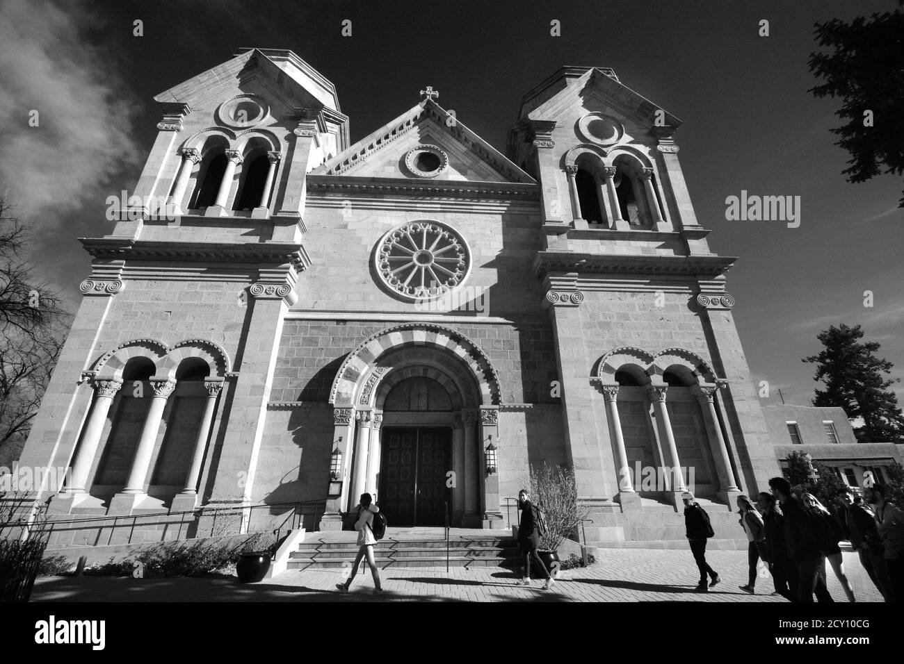I turisti visitano la Basilica Cattedrale di San Francesco d'Assisi a Santa Fe, New Mexico USA. Foto Stock