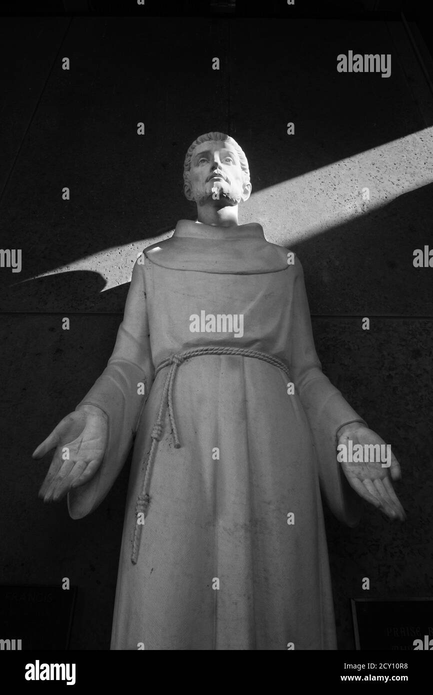 Una statua di San Francesco d'Assisi con le mani di aiuto sopraffarate alla Basilica Cattedrale di San Francesco a Santa Fe, New Mexico Foto Stock