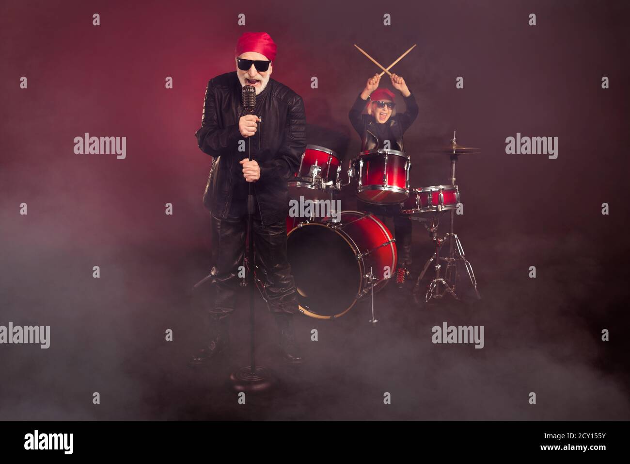 Foto di una coppia di gruppi rock popolare uomo donna pensionato batteria  strumento cantare famosa canzone concerto performance indossare pelle  rocker bandana vestiti Foto stock - Alamy