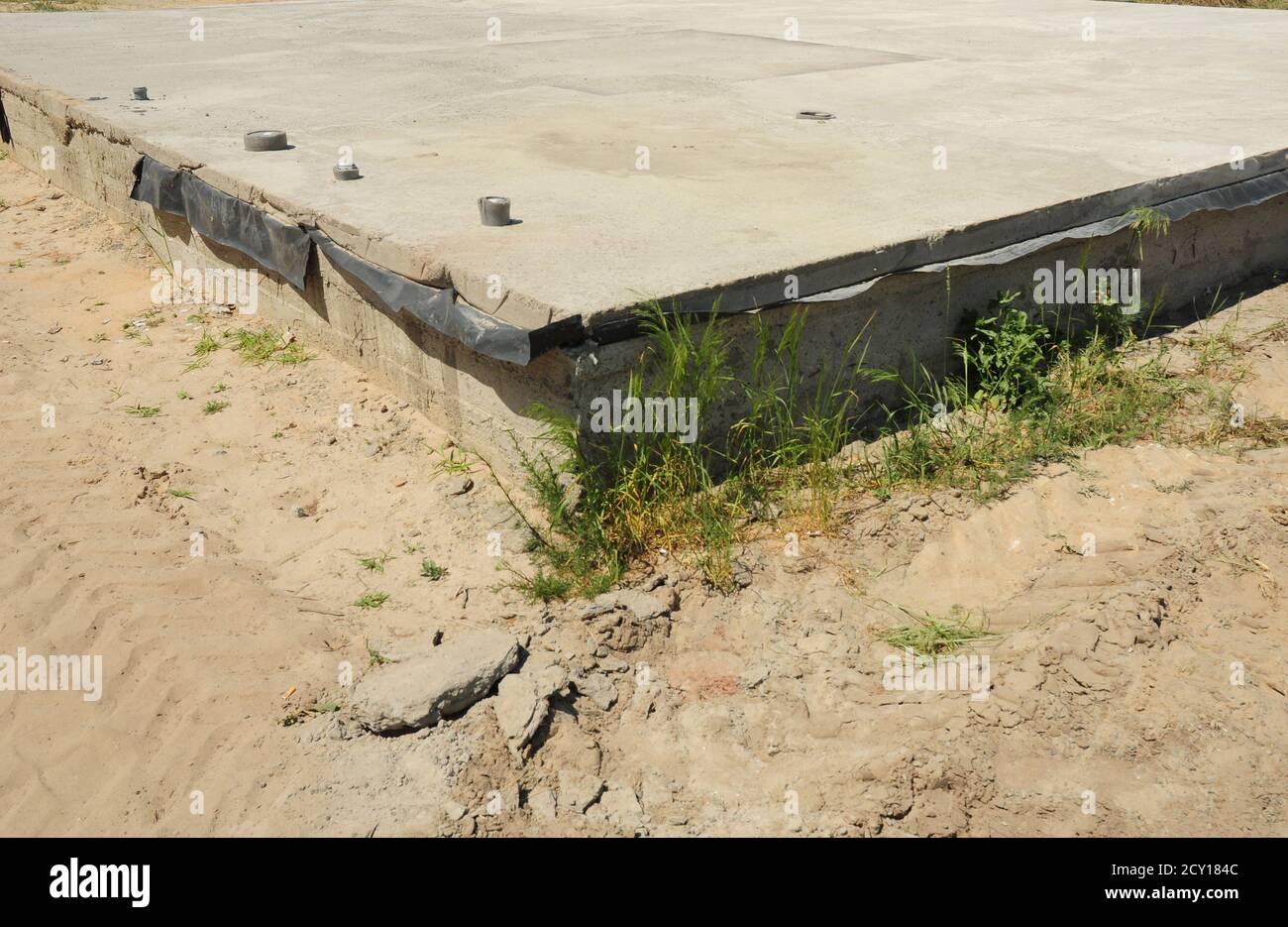 Fondazioni di tipo slab-on-grade con impermeabilizzazione. Le lastre monolitiche sono sistemi di fondazione costruiti come un unico getto di calcestruzzo. Tipi di fondazioni. Foto Stock