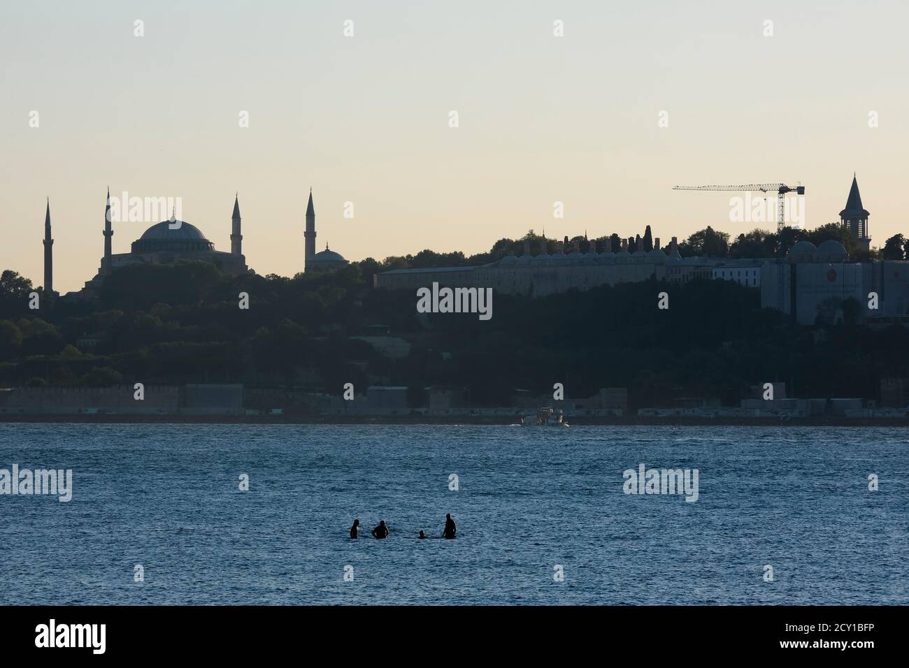 Istanbul, Turchia - 1 settembre 2020: Ci sono quattro uomini in piedi al centro del Bosforo di Istanbul e questo è strano. Hagia Sophia Foto Stock