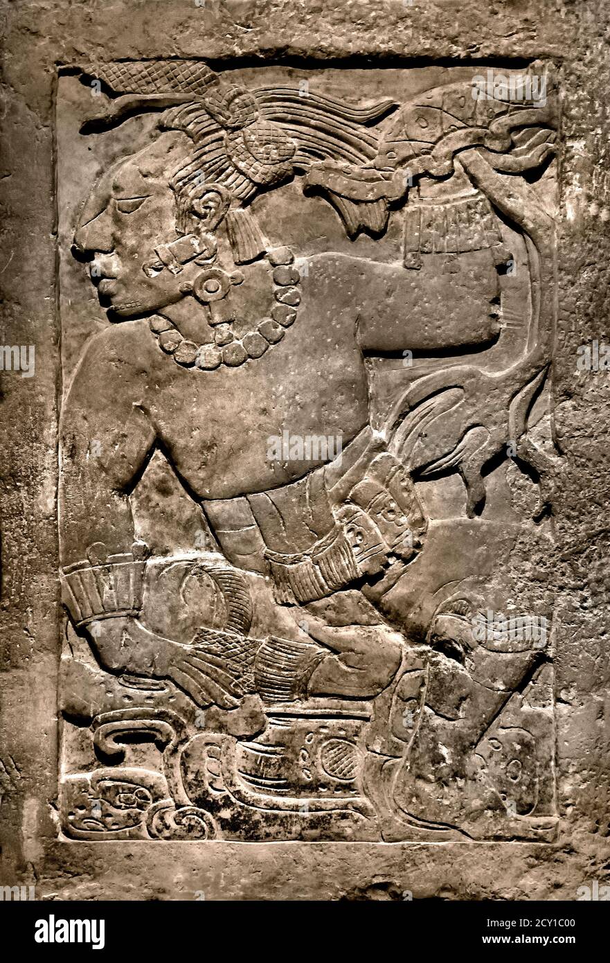 La stela di Madrid (scultura in pietra vulcanica) 600 d.C. - 800 d.C. che sosteneva un trono di un palazzo costruito dalla cultura maya a Palenque, situato in quello che oggi è lo stato messicano del Chiapas, vicino al fiume Usumacinta. ( la stela di Madrid esposta al Museo d'America di Madrid ) Messico messicano Foto Stock