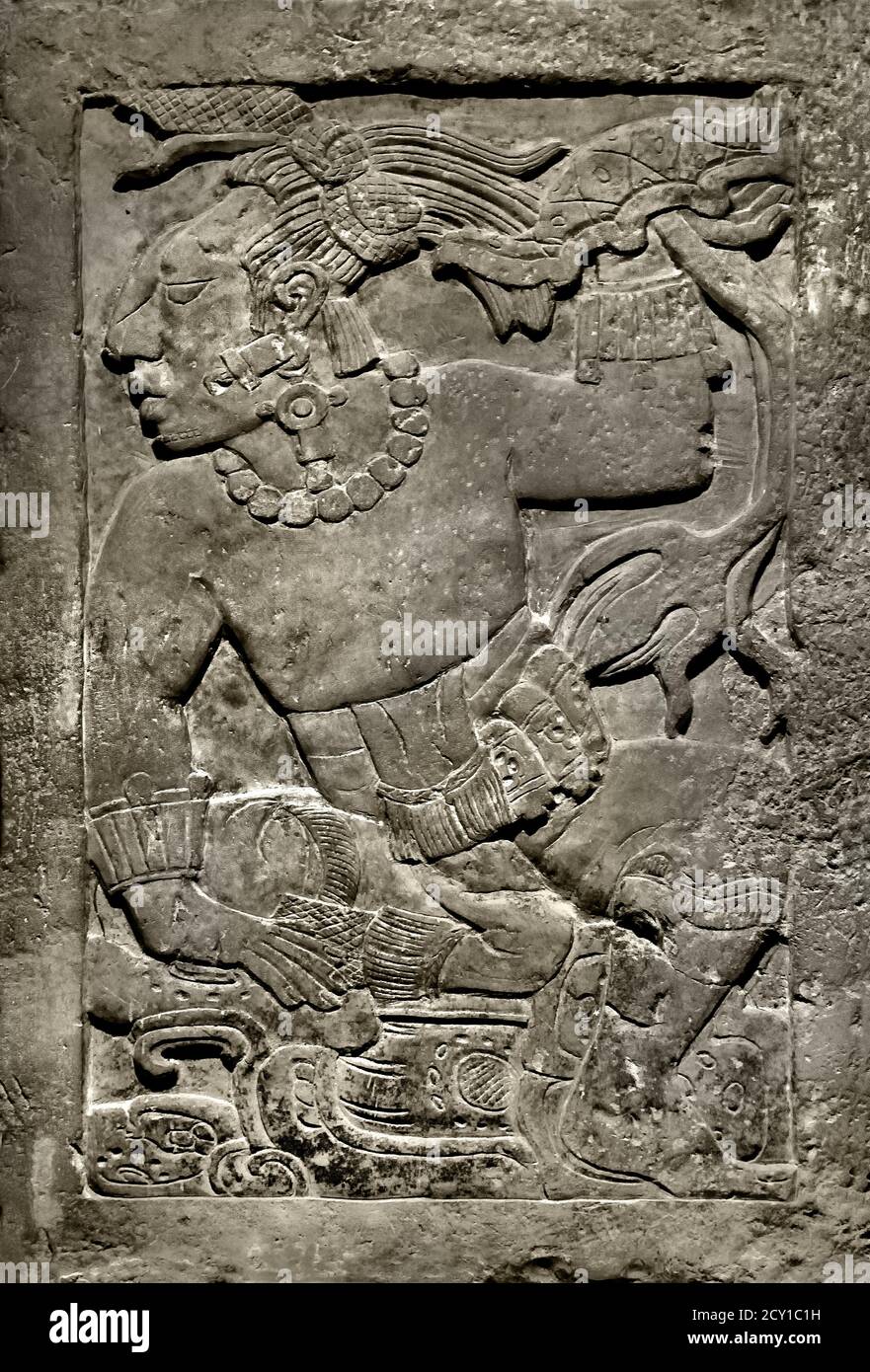La stela di Madrid (scultura in pietra vulcanica) 600 d.C. - 800 d.C. che sosteneva un trono di un palazzo costruito dalla cultura maya a Palenque, situato in quello che oggi è lo stato messicano del Chiapas, vicino al fiume Usumacinta. ( la stela di Madrid esposta al Museo d'America di Madrid ) Messico messicano Foto Stock