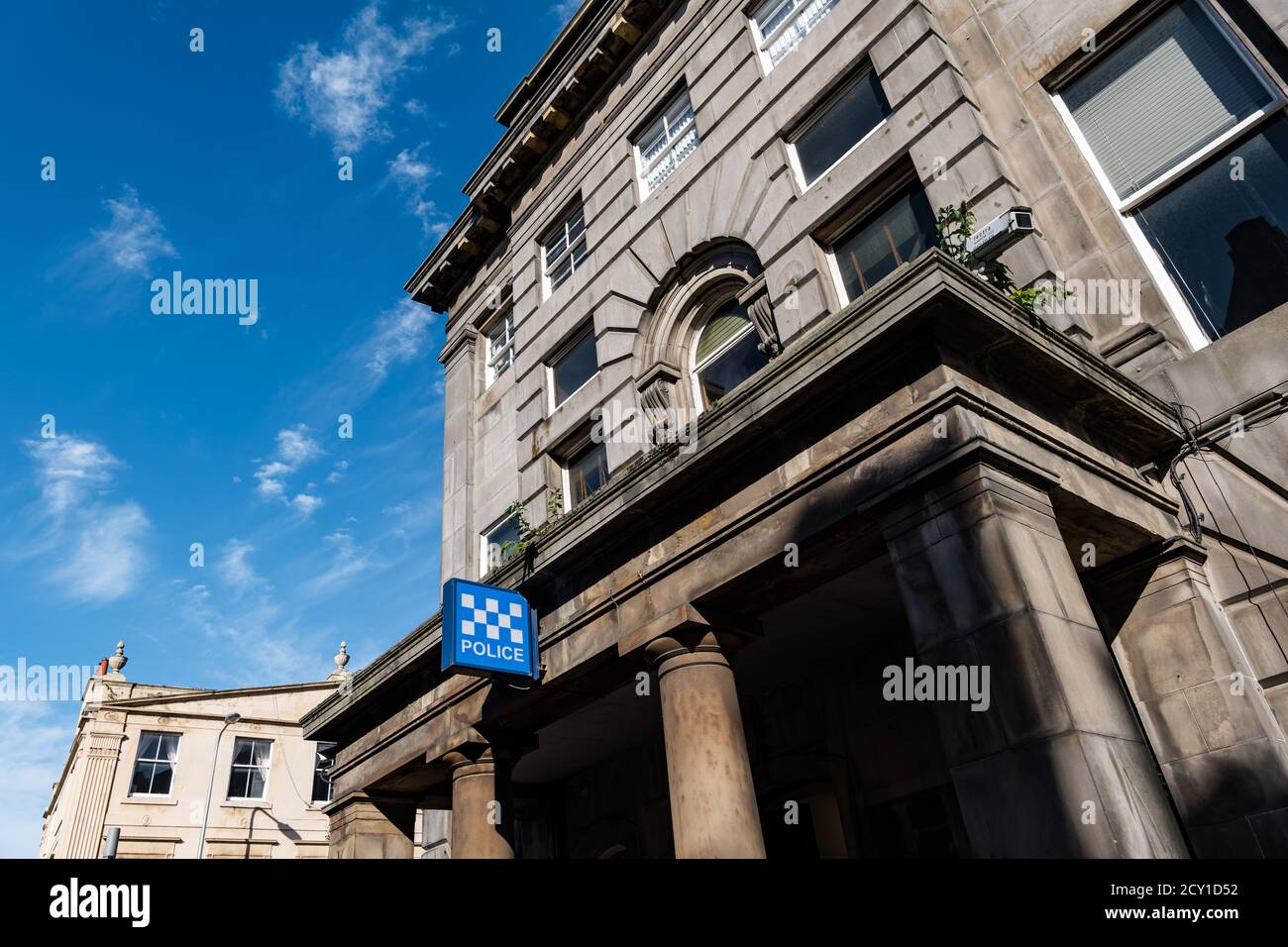 Cartello con logo Sillitoe Tartan Checkerboard Police con contrassegno Battenburg ad alta visibilità fuori dalla stazione di polizia di Leith, Edimburgo, Scozia, Regno Unito Foto Stock