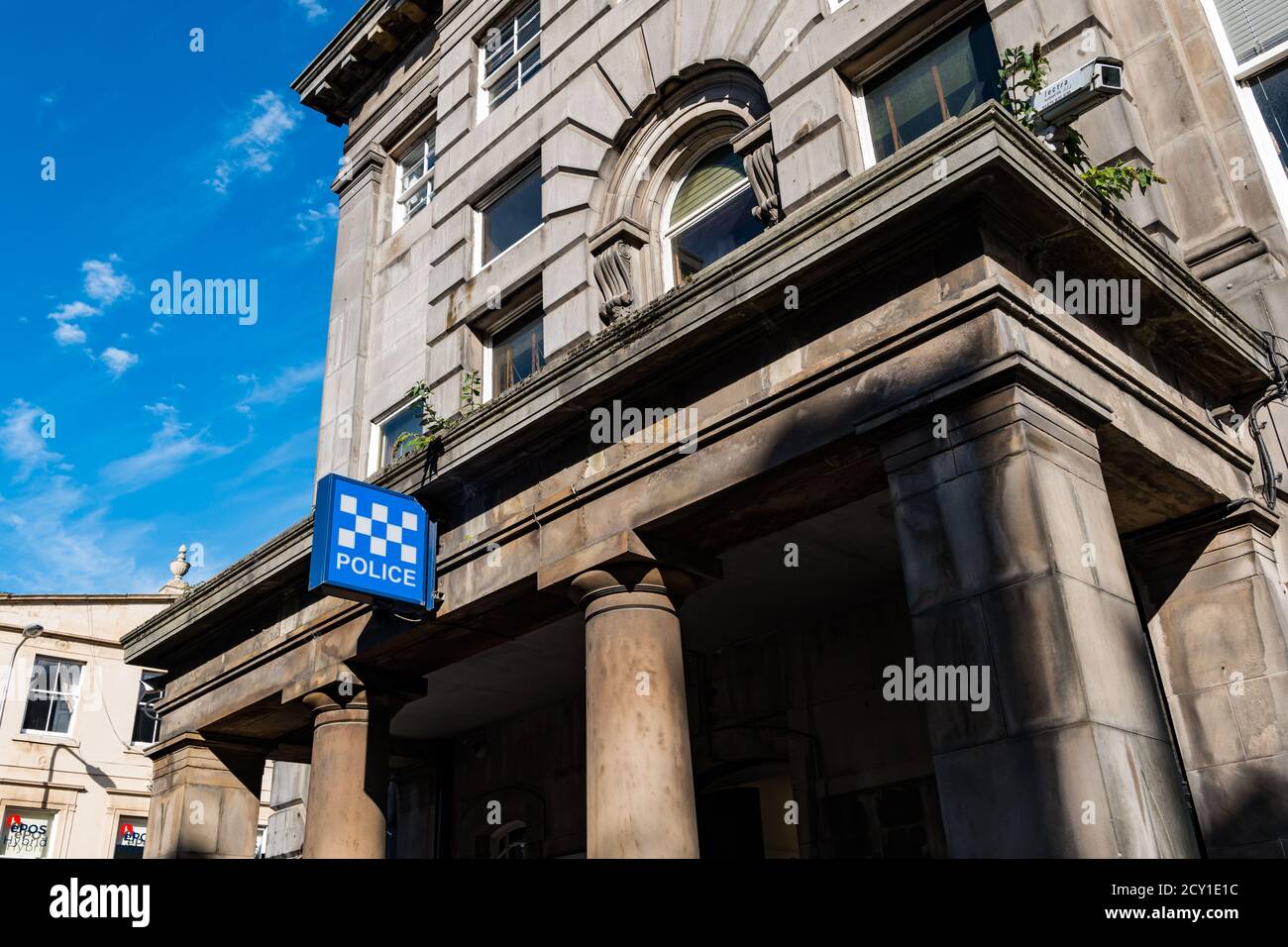 Cartello con logo Sillitoe Tartan Checkerboard Police con contrassegno Battenburg ad alta visibilità fuori dalla stazione di polizia di Leith, Edimburgo, Scozia, Regno Unito Foto Stock