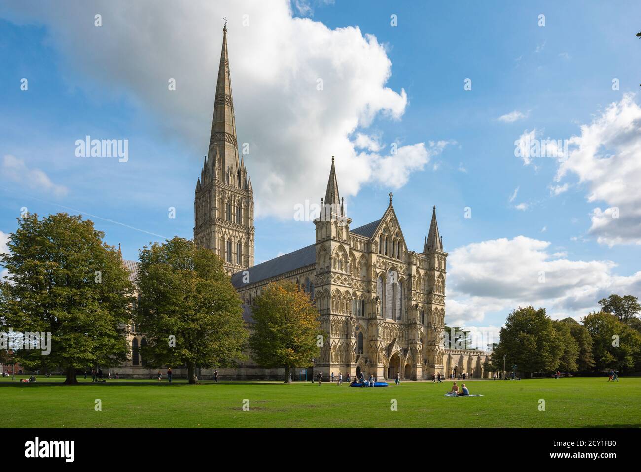 Salisbury Wiltshire, vista in estate attraverso i terreni della cattedrale verso la cattedrale 13 ° secolo nel centro della città di Salisbury, Inghilterra Regno Unito Foto Stock