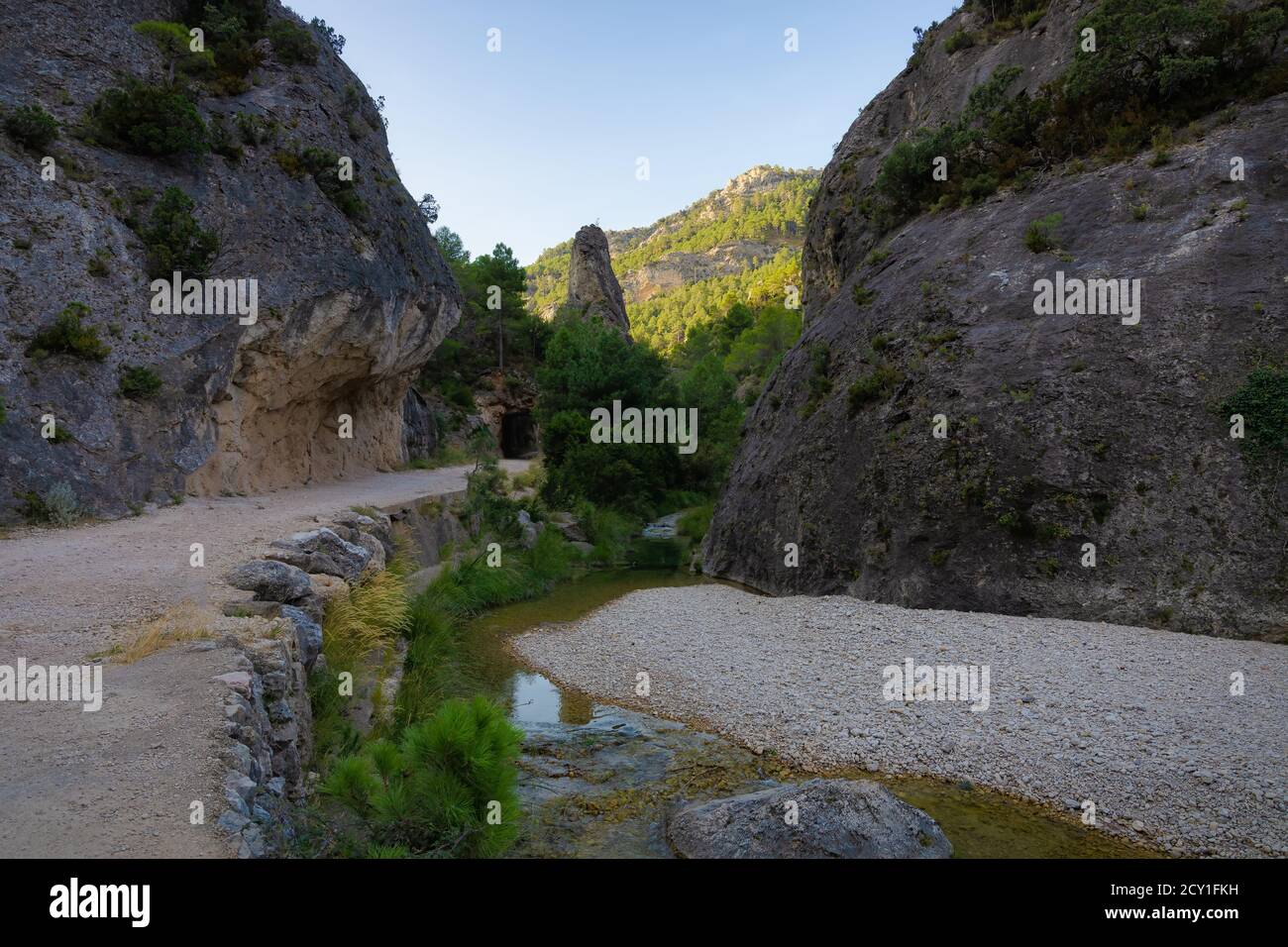 Ingresso all'area naturale protetta di Parrizal, un percorso che sale sul fiume Matarraña fino al canyon Els Estres, dove nasce in montagna Foto Stock