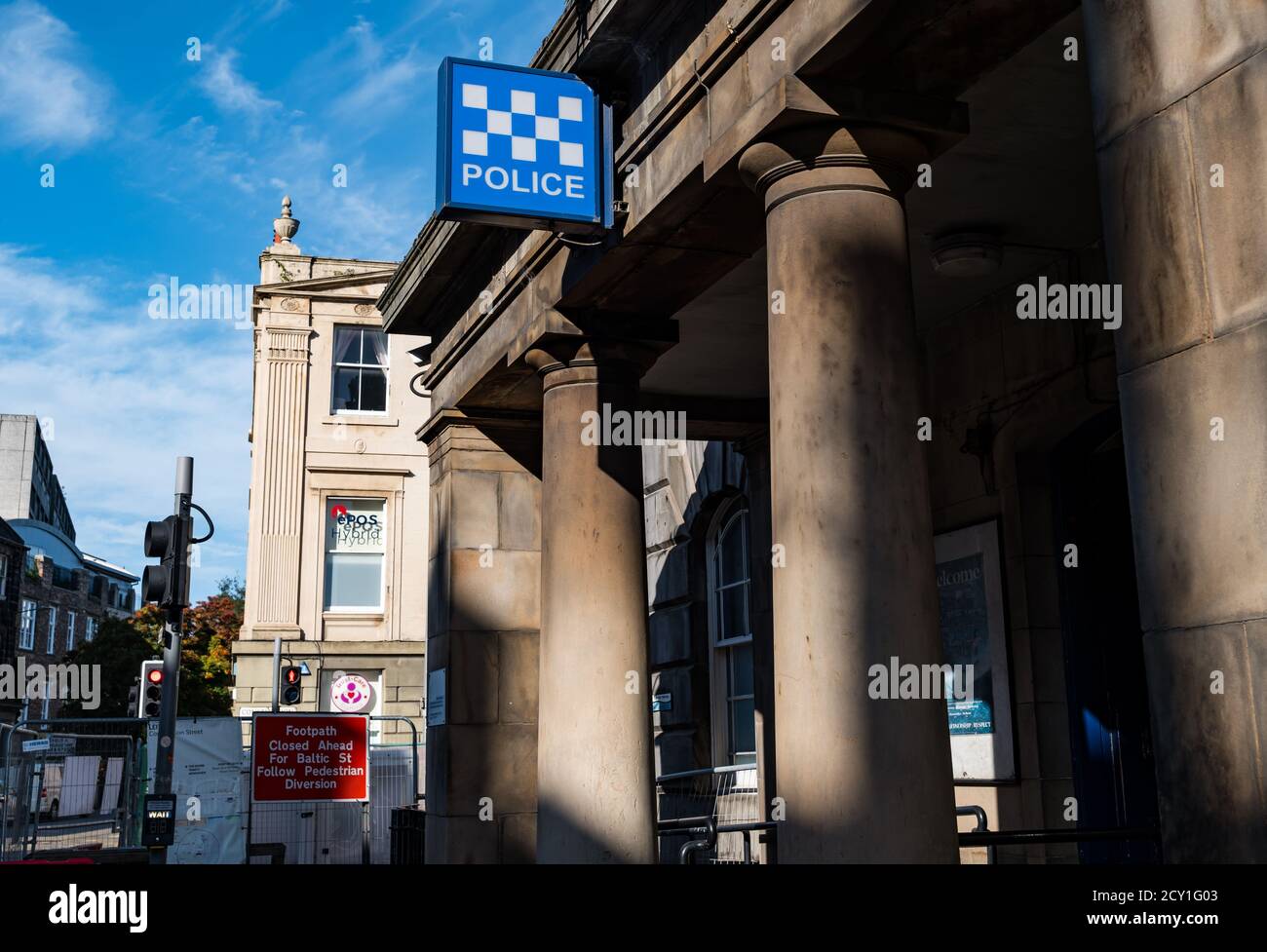 Cartello con logo Sillitoe Tartan Checkerboard Police con contrassegno Battenburg ad alta visibilità fuori dalla stazione di polizia di Leith, Edimburgo, Scozia, Regno Unito Foto Stock