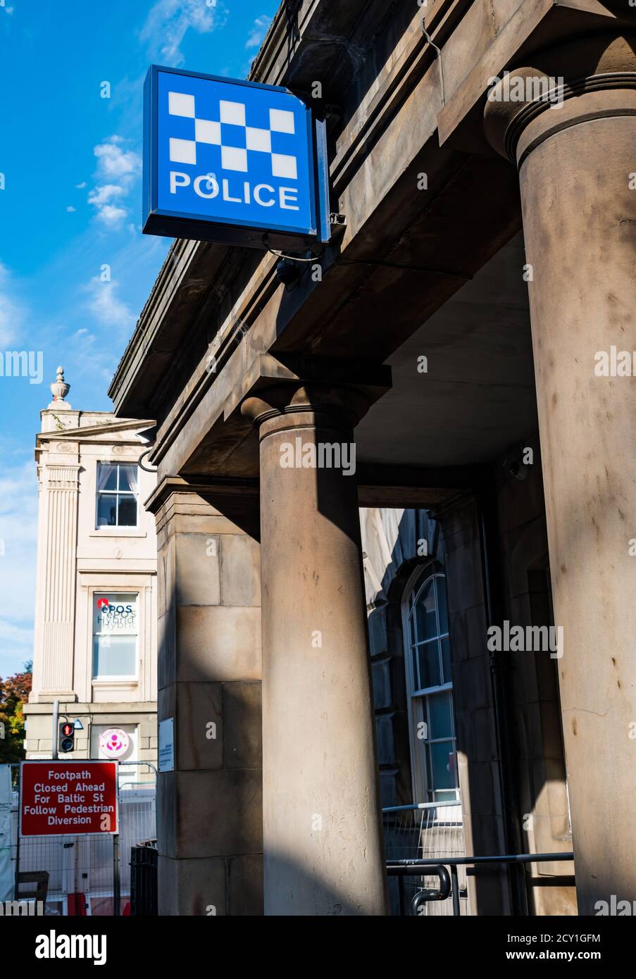 Cartello con logo Sillitoe Tartan Checkerboard Police con contrassegno Battenburg ad alta visibilità fuori dalla stazione di polizia di Leith, Edimburgo, Scozia, Regno Unito Foto Stock