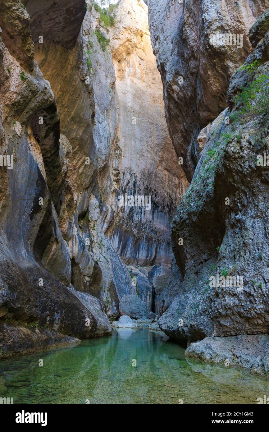 ELS Estrets, la fine del percorso che si può visitare, e il canyon del fiume Matarranya si restringe a 1.5 metri con scogliere di 60 metri di altezza e 200 metri di altezza Foto Stock