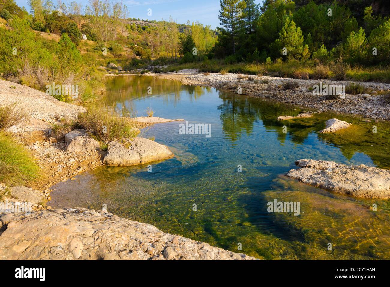 Vista sulla piscina la Olla sul fiume Olldemó appartenente alla Pesquera di Beceite, Matarraña. Aragon, Spagna Foto Stock