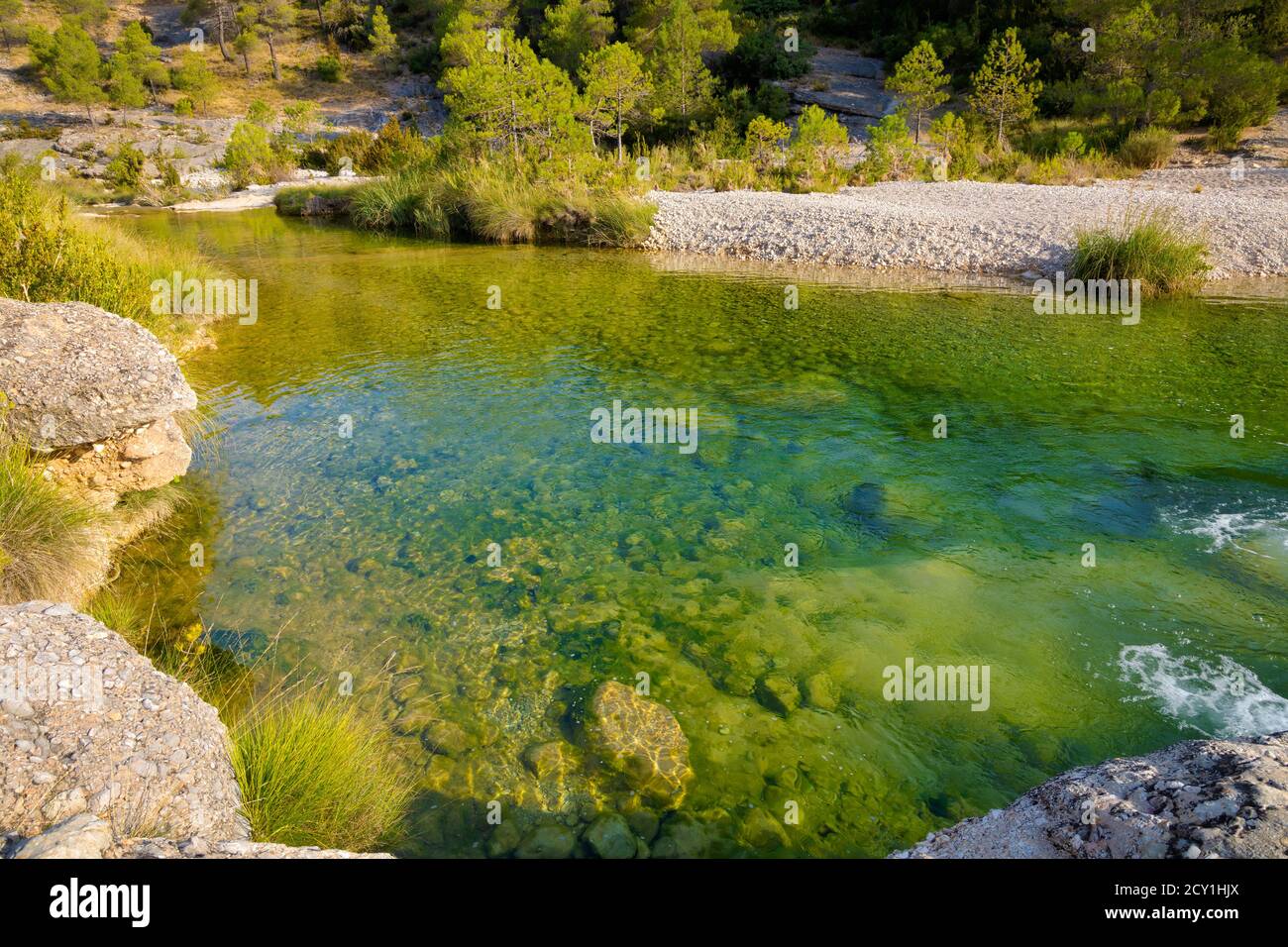 Vista delle acque cristalline e trasparenti del fiume Ulldemó sulla via Pesquera in Beceite, Matarraña. Aragon, Spagna. Foto Stock