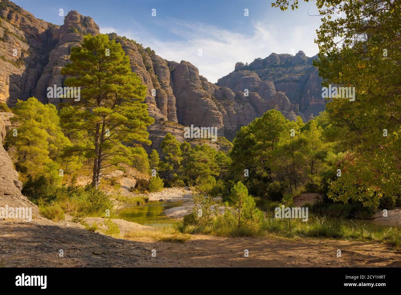 Vista sui monti Beseit dalle grotte di Beltrol sulla via Pesquera in Beceite, Matarraña. Aragon, Spagna. Foto Stock