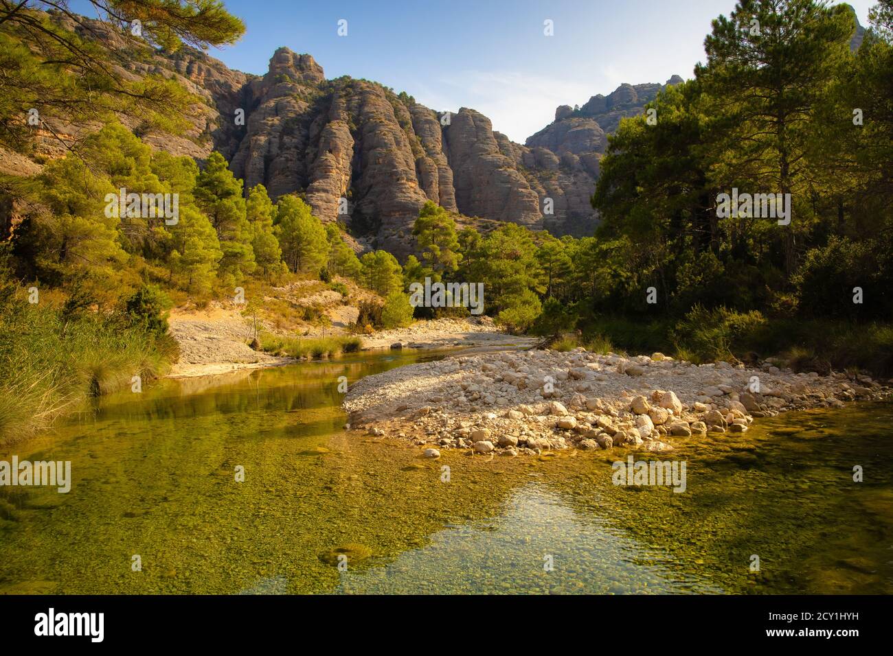 Vista delle acque trasparenti del fiume Ulldemó, nella zona delle grotte di ​​the Beltrol, sul percorso della Pesquera a Beceite, Matarraña. Aragon, S. Foto Stock