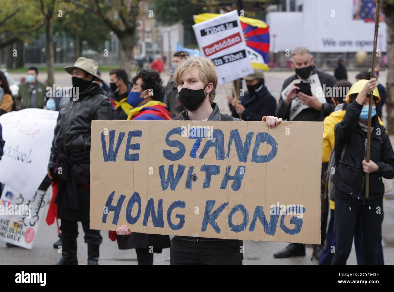 Amsterdam, Paesi Bassi. 01 Ottobre 2020. Attivisti Pro-democrazia in Chine prendono parte durante la protesta tenere un placar ‘Siamo in piedi con Hong Kong' alla Museumplein in mezzo alla pandemia di Coronavirus il 1 ottobre 2020 ad Amsterdam, Paesi Bassi. Attivisti e sostenitori la Pro-democrazia protesta contro le violazioni dei diritti umani in Chine, Hong Kong e Tibet chiede la fine della violenza di Stato contro le persone. (Foto di Paulo Amorim/Sipa USA) Credit: Sipa USA/Alamy Live News Foto Stock