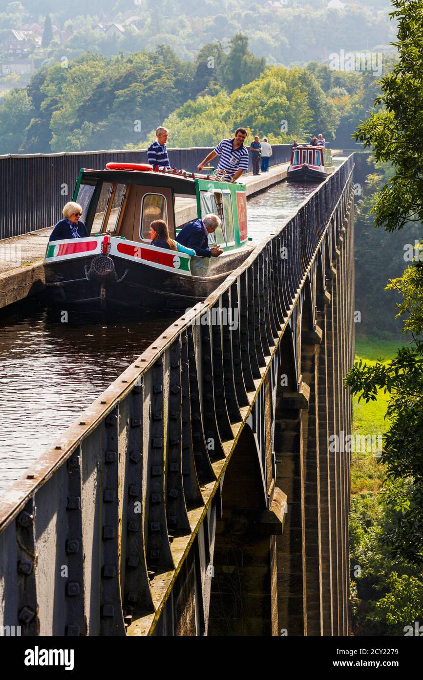 Llangollen, Denbighshire, Galles, Regno Unito. L'acquedotto Pontcysyllte lungo trecento metri che porta il canale Llangollen attraverso il De Foto Stock