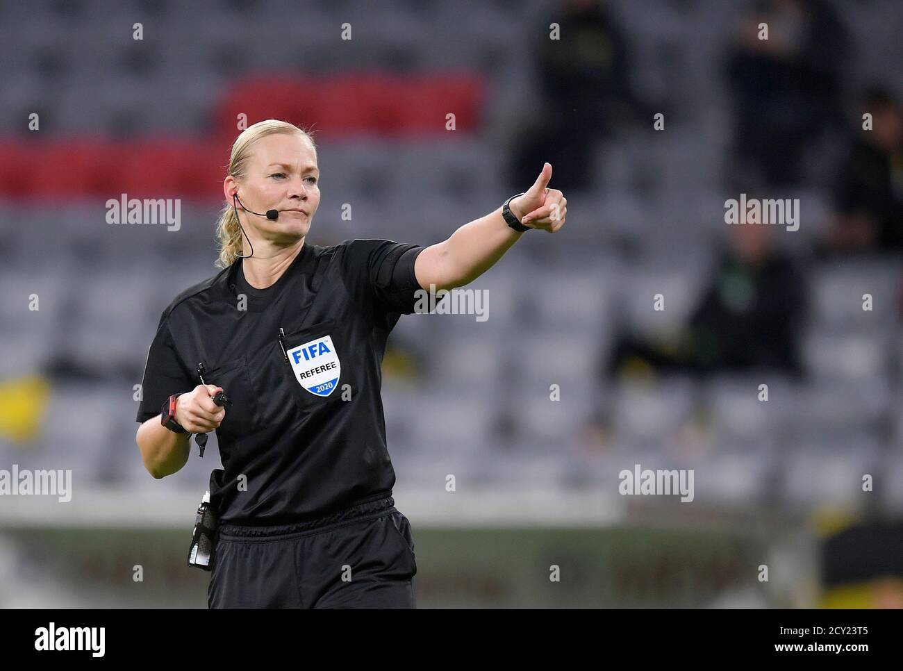 Allianz Arena Monaco Germania 30.09.20, Calcio: Tedesco SUPERCUP FINALE 2020/2021, FC Bayern Muenchen (FCB, rosso) vs Borussia Dortmund (BVB, giallo) 3:2 - arbitro Bibiana Steinhaus Foto: Bernd Feil/M.i.S./Pool/via Kolvenbach solo per uso editoriale! Le normative DFL vietano l'uso di fotografie come sequenze di immagini e/o quasi-video. NewsAgency nazionali e internazionali. Foto Stock