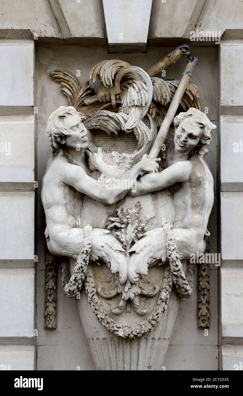 Londra, Inghilterra, Regno Unito. Somerset House (Strand) sculture in pietra marittima di merpeople nel cortile. Ala est Foto Stock