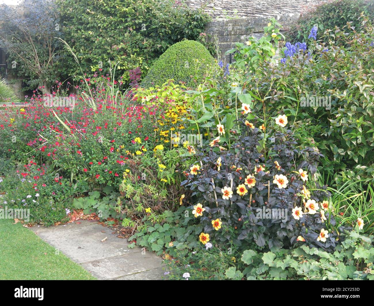 Un confine fiorito riccamente piantato nei giardini di Bourton House; un giardino di Cotswolds premiato come apparso su Gardeners' World. Foto Stock