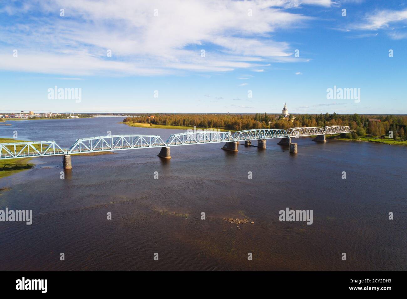 Vista aerea del ponte ferroviario sul fiume Tornio visto da Haparanda al confine svedese-finlandese. Foto Stock